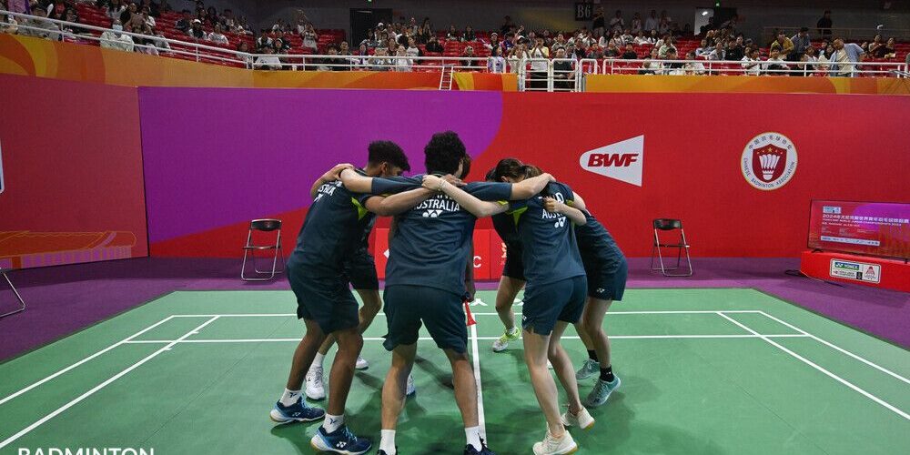 b_20241002_1216_WorldJuniorMixedTeamChampionships2024_BPMC3300 Australia team huddles at BWF World Juniors 2024