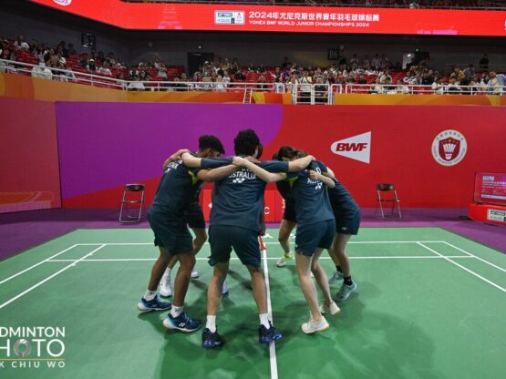 b_20241002_1216_WorldJuniorMixedTeamChampionships2024_BPMC3300 Australia team huddles at BWF World Juniors 2024